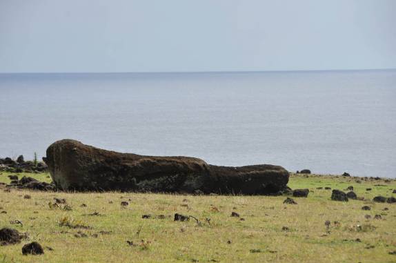 Um antigo Moai na trilha que contorna o Maunga Terevaka, no norte da Ilha de Páscoa, no sul do Oceano Pacífico